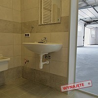 Łazienka w hali 130 m - umywalka i zlew do sprzatania podłóg